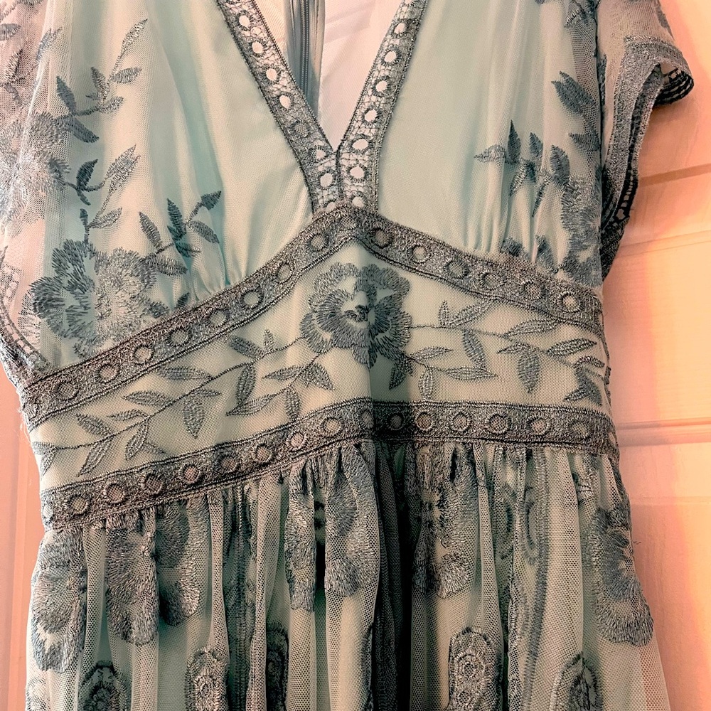 Gorgeous Teal Embroidered Floral Gown Size Women’s Small